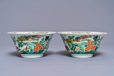 Een paar Chinese famille verte kommen met pauwen bij bloesems, Kangxi
