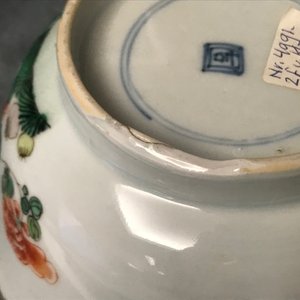 Een paar Chinese famille verte kommen met pauwen bij bloesems, Kangxi — foto 11