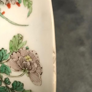 Een paar Chinese famille verte kommen met pauwen bij bloesems, Kangxi — foto 14