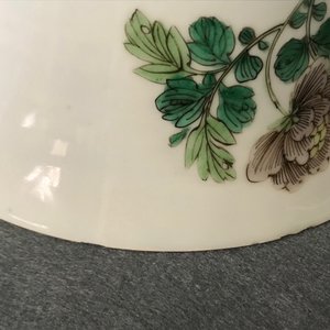 Een paar Chinese famille verte kommen met pauwen bij bloesems, Kangxi — foto 22