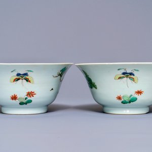 Een paar Chinese famille verte kommen met pauwen bij bloesems, Kangxi — foto 4