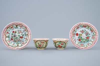 Een paar Chinese famille verte koppen en schotels, Kangxi