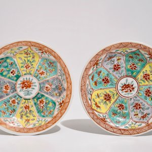 Een paar Chinese famille verte koppen en schotels met florale vlakverdeling, Kangxi — foto 2