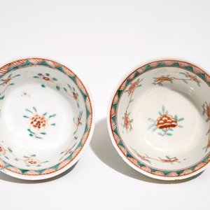 Een paar Chinese famille verte koppen en schotels met florale vlakverdeling, Kangxi — foto 8