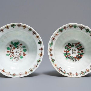 Een paar Chinese famille verte koppen met IHS-inscriptie, Kangxi — foto 1