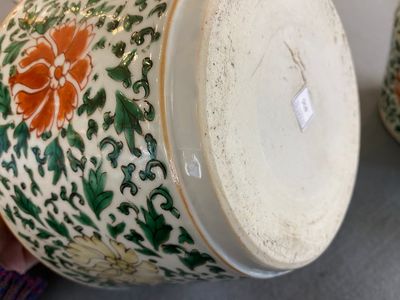 Een paar Chinese famille verte lijmpotten met deksels, Kangxi — foto 17