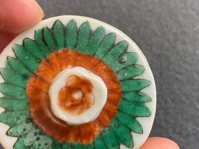 Een paar Chinese famille verte lijmpotten met deksels, Kangxi — foto 19