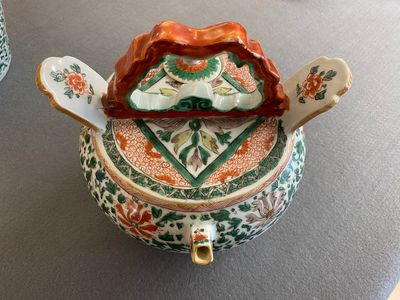 Een paar Chinese famille verte lijmpotten met deksels, Kangxi — foto 3