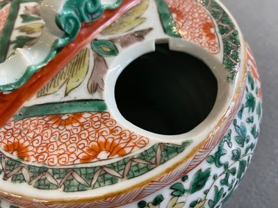 Een paar Chinese famille verte lijmpotten met deksels, Kangxi — foto 7