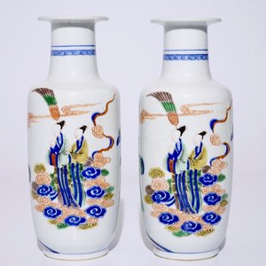 Een paar Chinese famille verte rouleau vazen met figuren in Kangxi-stijl, 19/20e eeuw — foto 1