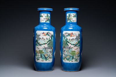 Een paar Chinese famille verte rouleau vazen met poederblauwe fondkleur, Kangxi merk, 19e eeuw