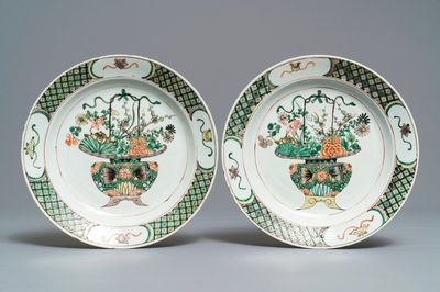 Een paar Chinese famille verte schotels met bloemenmanden, Kangxi