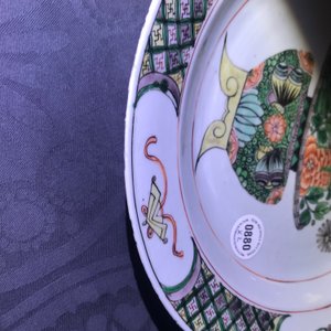Een paar Chinese famille verte schotels met bloemenmanden, Kangxi — foto 13