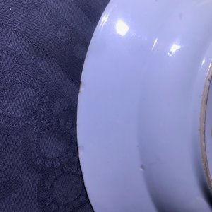 Een paar Chinese famille verte schotels met bloemenmanden, Kangxi — foto 16