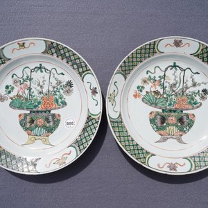 Een paar Chinese famille verte schotels met bloemenmanden, Kangxi — foto 20
