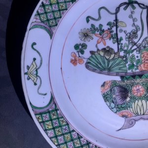 Een paar Chinese famille verte schotels met bloemenmanden, Kangxi — foto 6