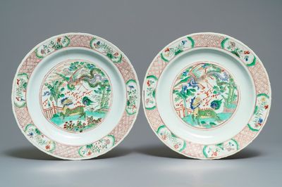 Een paar Chinese famille verte schotels met een kylin en een feniks, Kangxi