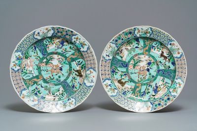 Een paar Chinese famille verte schotels met mythische dieren, Kangxi