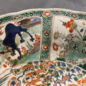 Een paar Chinese famille verte schotels met mythische dieren, zegelmerk, Kangxi — foto 18