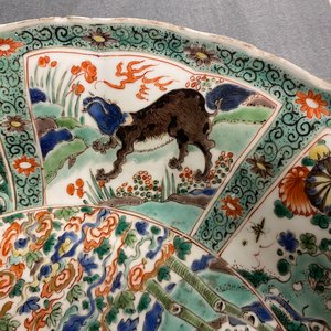 Een paar Chinese famille verte schotels met mythische dieren, zegelmerk, Kangxi — foto 20