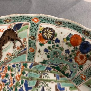 Een paar Chinese famille verte schotels met mythische dieren, zegelmerk, Kangxi — foto 21
