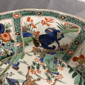 Een paar Chinese famille verte schotels met mythische dieren, zegelmerk, Kangxi — foto 22