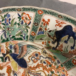 Een paar Chinese famille verte schotels met mythische dieren, zegelmerk, Kangxi — foto 26