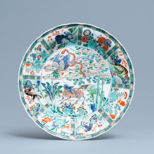 Een paar Chinese famille verte schotels met mythische dieren, zegelmerk, Kangxi — foto 3