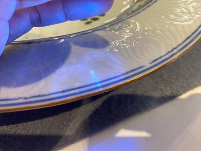 Een paar Chinese famille verte schotels met onderglazuur decor op de rand, Kangxi — foto 11