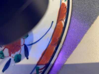Een paar Chinese famille verte schotels met onderglazuur decor op de rand, Kangxi — foto 12