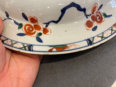 Een paar Chinese famille verte schotels met onderglazuur decor op de rand, Kangxi — foto 13