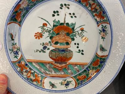 Een paar Chinese famille verte schotels met onderglazuur decor op de rand, Kangxi — foto 3