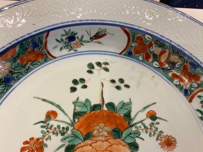 Een paar Chinese famille verte schotels met onderglazuur decor op de rand, Kangxi — foto 4
