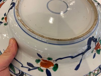 Een paar Chinese famille verte schotels met onderglazuur decor op de rand, Kangxi — foto 9