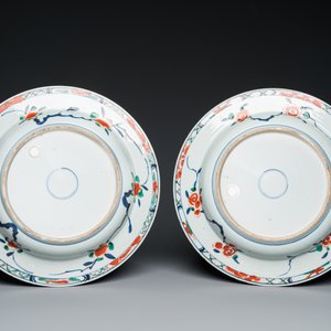 Een paar Chinese famille verte schotels met onderglazuur decor op de rand, Kangxi — foto 3
