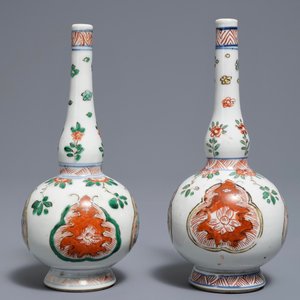 Een paar Chinese famille verte sprinkelaars met floraal decor, Kangxi — foto 2