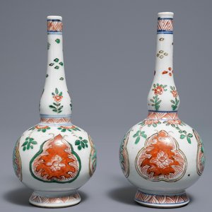 Een paar Chinese famille verte sprinkelaars met floraal decor, Kangxi — foto 4
