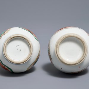 Een paar Chinese famille verte sprinkelaars met floraal decor, Kangxi — foto 5