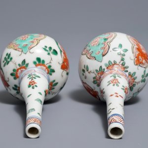 Een paar Chinese famille verte sprinkelaars met floraal decor, Kangxi — foto 6