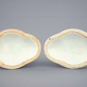 Een paar Chinese famille verte terrines met deksels op onderschotels, 19e eeuw — foto 12