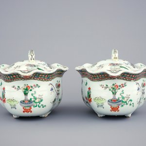 Een paar Chinese famille verte terrines met deksels op onderschotels, 19e eeuw — foto 7