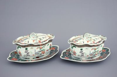 Een paar Chinese famille verte terrines met deksels op onderschotels, 19e eeuw