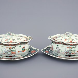 Een paar Chinese famille verte terrines met deksels op onderschotels, 19e eeuw — foto 2
