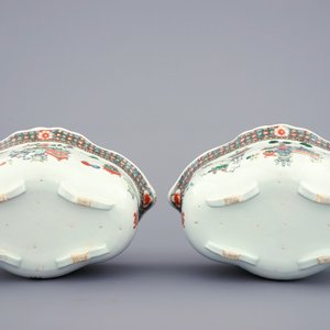 Een paar Chinese famille verte terrines met deksels op onderschotels, 19e eeuw — foto 10