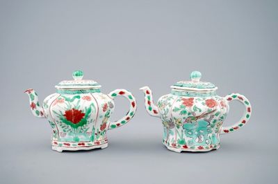 Een paar Chinese famille verte theepotten met deksels, Kangxi