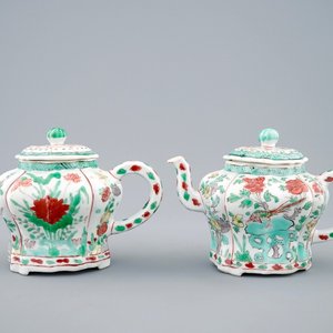 Een paar Chinese famille verte theepotten met deksels, Kangxi — foto 1