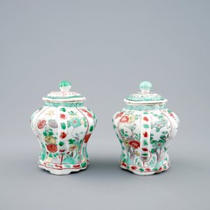 Een paar Chinese famille verte theepotten met deksels, Kangxi — foto 4