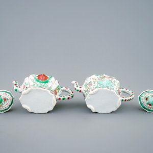 Een paar Chinese famille verte theepotten met deksels, Kangxi — foto 6