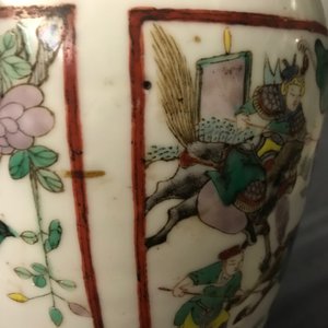 Een paar Chinese famille verte urnes met vakverdeling, 19e eeuw — foto 19