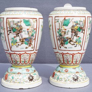 Een paar Chinese famille verte urnes met vakverdeling, 19e eeuw — foto 22